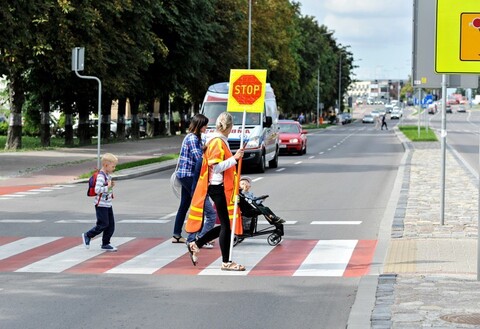 Przeprowadza dzieci, ma żal do kierowców