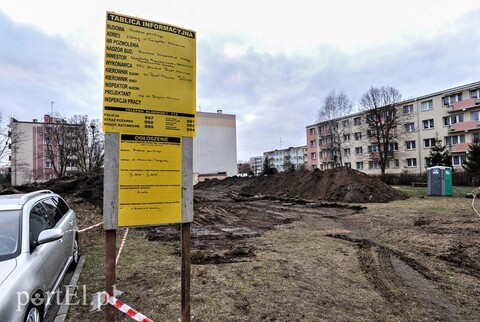 Parking zamiast trawnika
