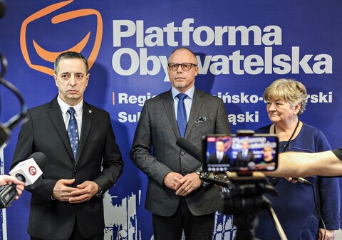 Parlamentarzyści chcą do szkoły