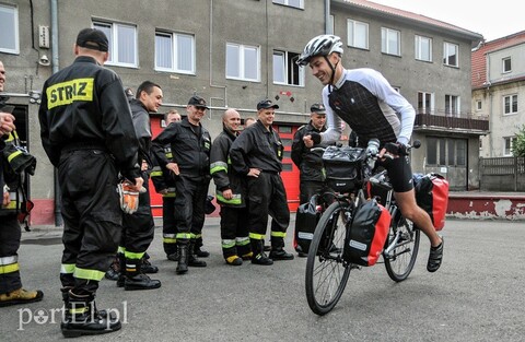 Strażak na rowerze jedzie do Paryża
