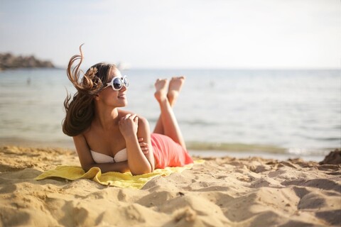 Makijaż na plażę i basen - jakich produktów użyć, by się nie rozmazały?