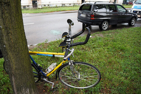 Pijany rowerzysta uderzył w tył osobówki