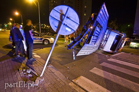 Pirat drogowy staranował lawetę, fiata i sygnalizator