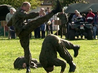 Atrakcje wojskowego festynu - kawalerzyści na koniach i „Rosomak