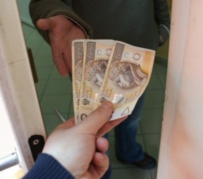 Policja apeluje: nie wpuszczajmy obcych osób do mieszkania