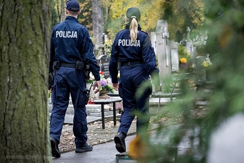Policjanci apelują w sprawie cmentarzy