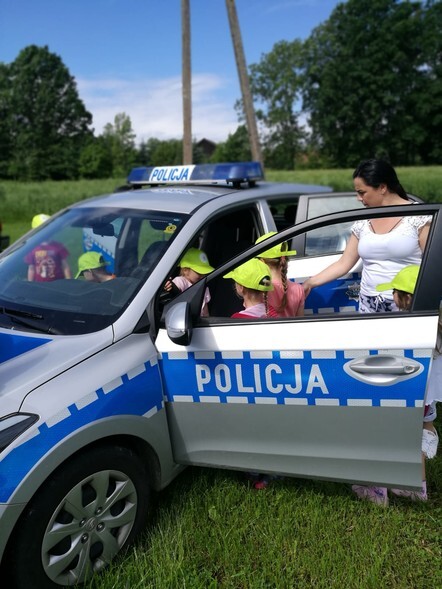 Policjanci bawią się z maluchami