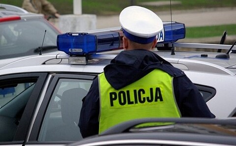 Policjanci kontrolują autobusy dowożące dzieci do szkół