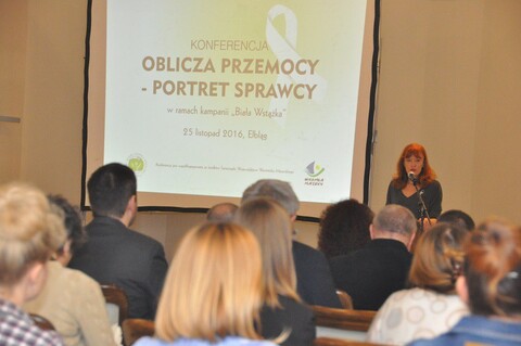 Policjanci na konferencji o przemocy wobec kobiet