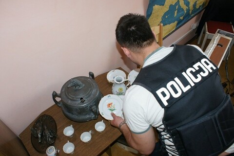 Policjanci odzyskali skradzioną porcelanę