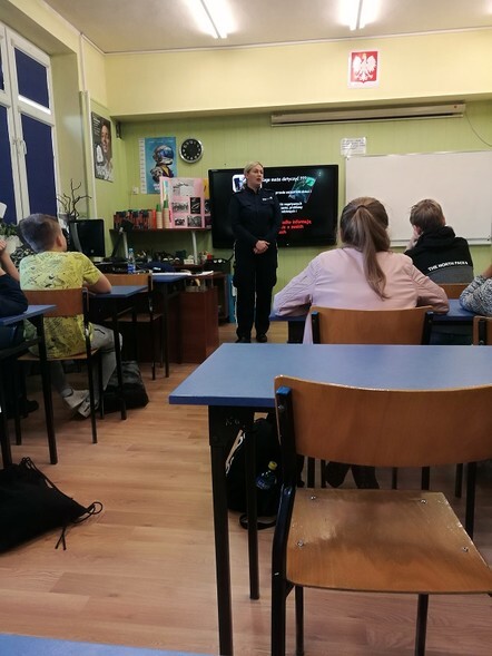 Policjanci rozmawiają o cyberprzemocy