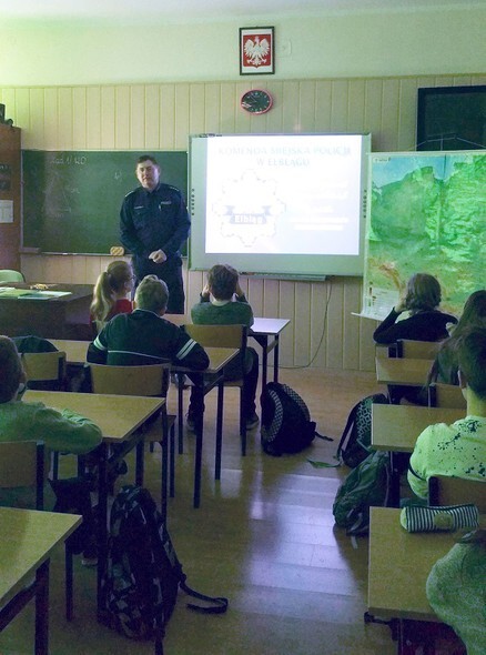 Policjanci rozmawiali z młodzieżą o bezpieczeństwie