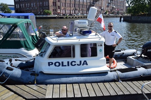 Policjanci są również na wodzie