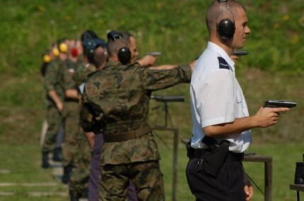 Policjanci wśród żołnierzy
