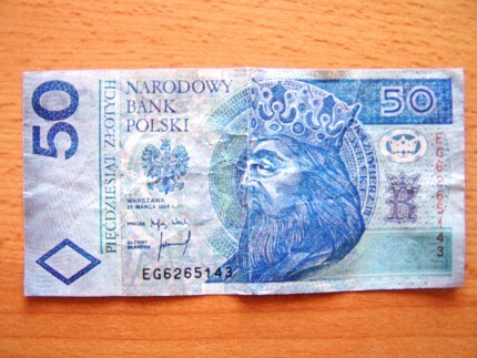 Fałszywe „pięćdziesiątki” ukryte w termosie