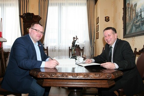 Porozumienie o współpracy V LO z UG