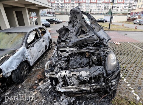 W centrum miasta spłonęło porsche