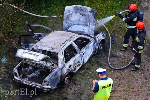 Porzucony nissan spłonął pod trasą S22