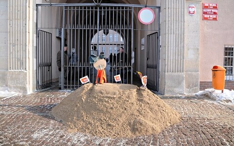 Poseł musi zapłacić za posprzątanie piasku