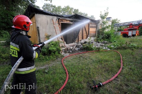 Pożar tuż przy moście