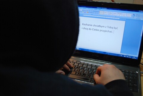 Poznała go przez Internet i zaprosiła do domu, a on ją okradł
