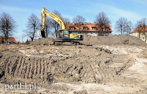 Równają teren pod budowę basenu