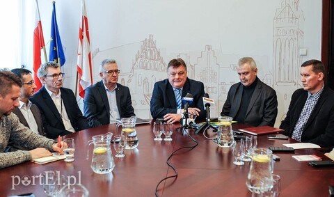 Propozycja dla strajkujących: Podwyżka tak, ale 100 złotych