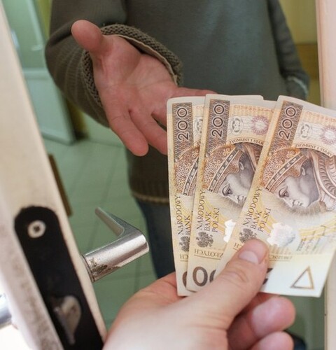 Próbowali wyłudzić pieniądze od starszej kobiety
