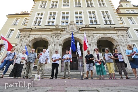 Władza, w sposób cyniczny, robi z nas poddanych