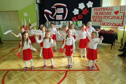 Przedszkolaki śpiewają pieśni patriotyczne
