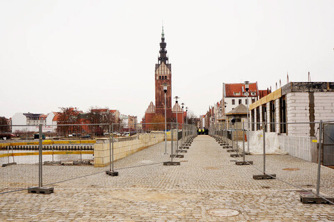 Przez rzekę obiema kładkami