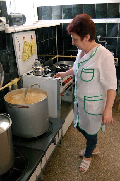 Gorący obiad i kubek mleka