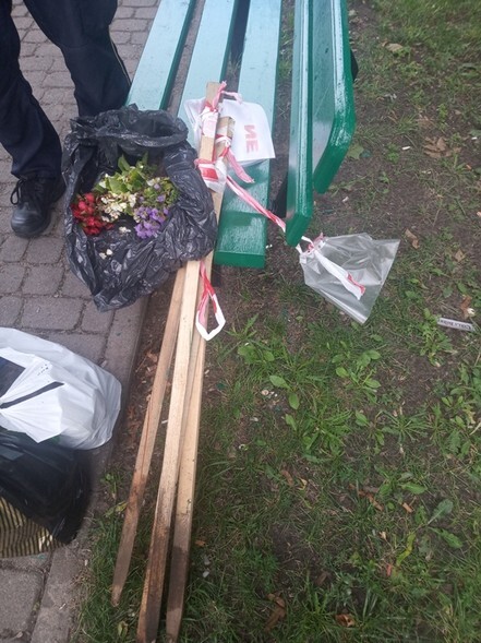 Przyłapany na robieniu porządków w parku