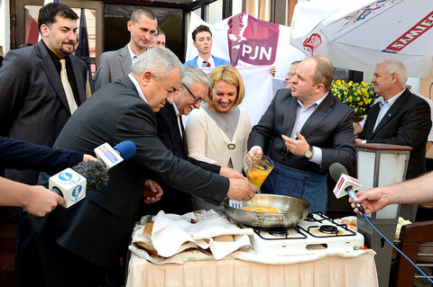 Pukin z miską jajecznicy