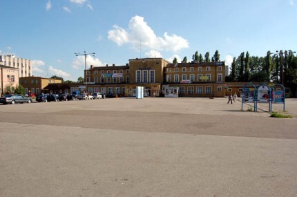 Przed dworcem stanie fontanna i zegar słoneczny