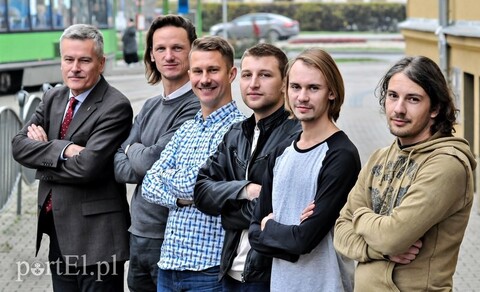 Podkręcanie wąsów trwa