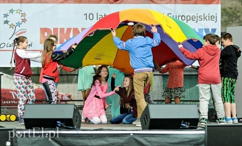 Rodzinny piknik na bulwarze