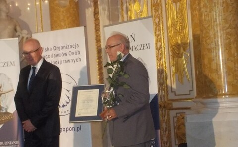 Elsin z nagrodą wychodzi na prostą