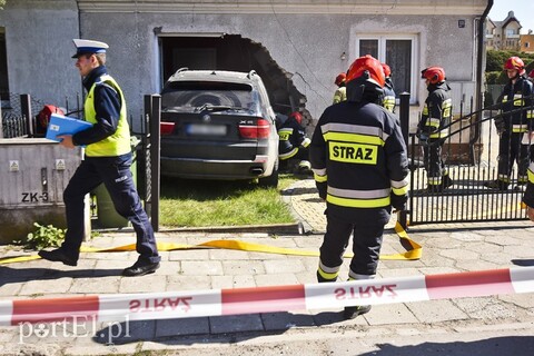 Samochód uderzył w budynek