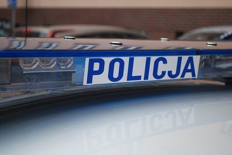 Scena jak z filmu – policjanci pilotowali auto do szpitala