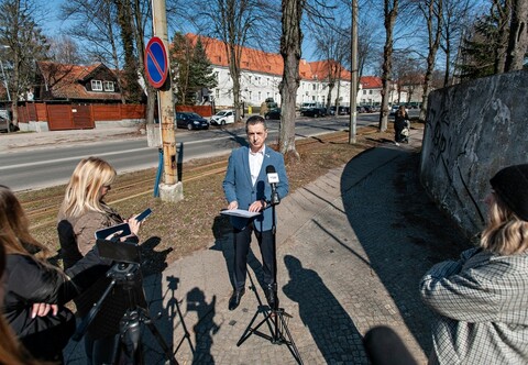 Senator Wcisła: należy wstrzymać sprzedaż Lotosu węgierskiej firmie