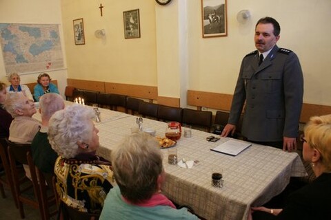 Policjant ostrzegał seniorów