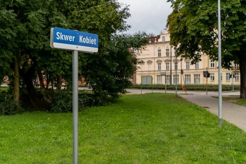 Skwer Kobiet bez oficjalnego otwarcia