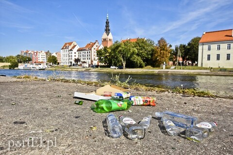 Wśród tych śmieci chodzą dzieci!