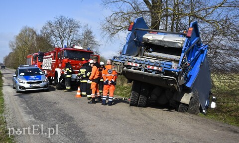 Śmieciarką wjechali do rowu