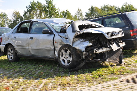 Stracił panowanie nad pojazdem i uderzył w drzewo