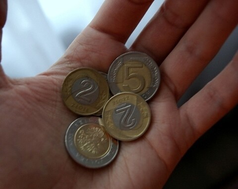 Straszył i zabierał kolegom pieniądze