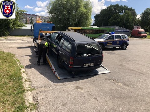 Straż Miejska w Elblągu sprząta miasto z wraków