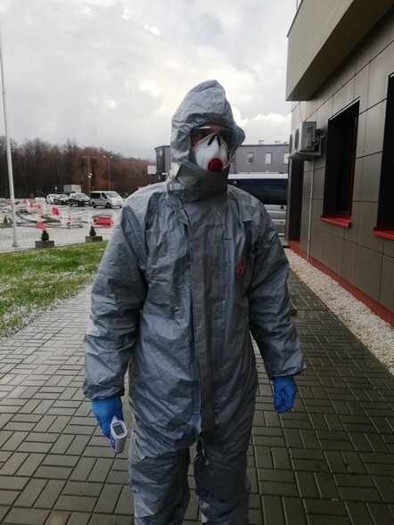 Strażacy mierzą temperaturę osobom wjeżdżającym na teren Polski