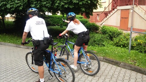 Strażnicy miejscy na rowerach pilnują porządku